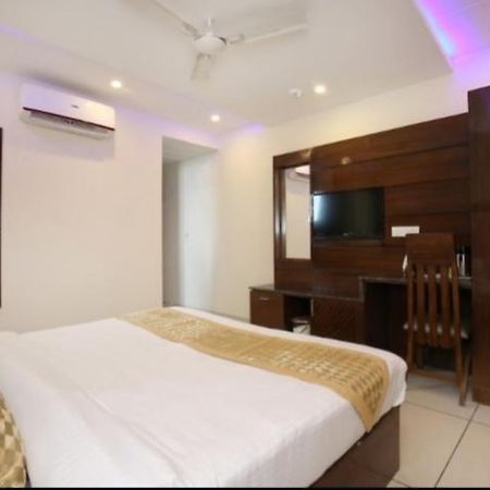 Hotel Silver Palm Zirakpur Экстерьер фото