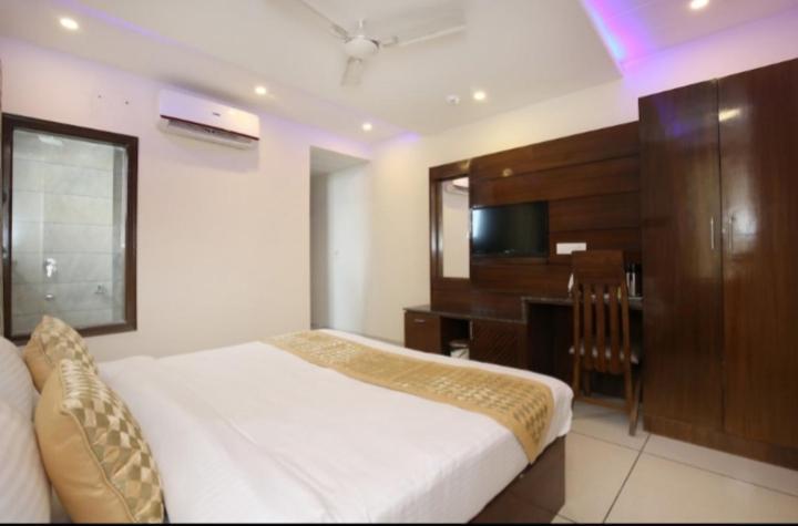 Hotel Silver Palm Zirakpur Экстерьер фото