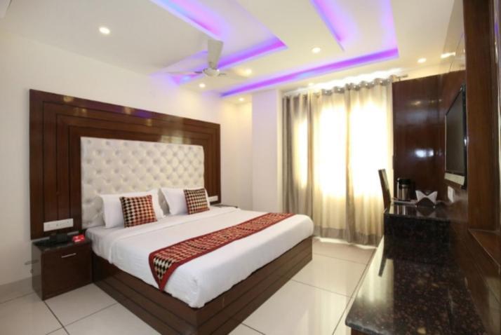 Hotel Silver Palm Zirakpur Экстерьер фото