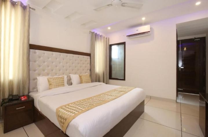 Hotel Silver Palm Zirakpur Экстерьер фото