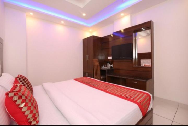 Hotel Silver Palm Zirakpur Экстерьер фото