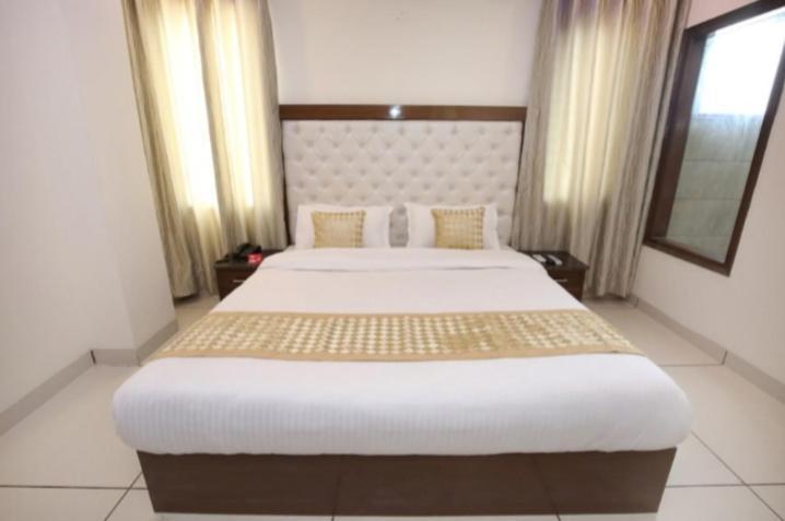 Hotel Silver Palm Zirakpur Экстерьер фото