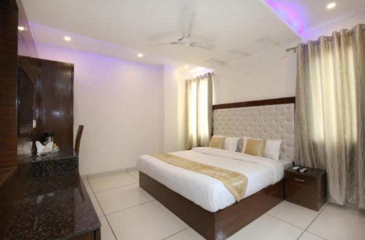 Hotel Silver Palm Zirakpur Экстерьер фото