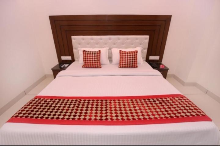 Hotel Silver Palm Zirakpur Экстерьер фото